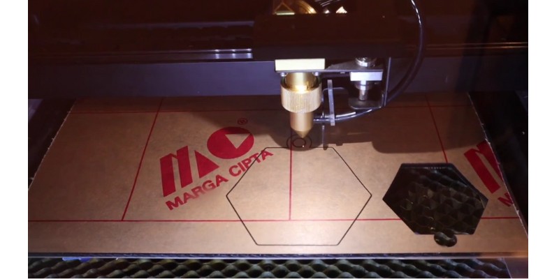 FLUX Beamo acrylic sample cut